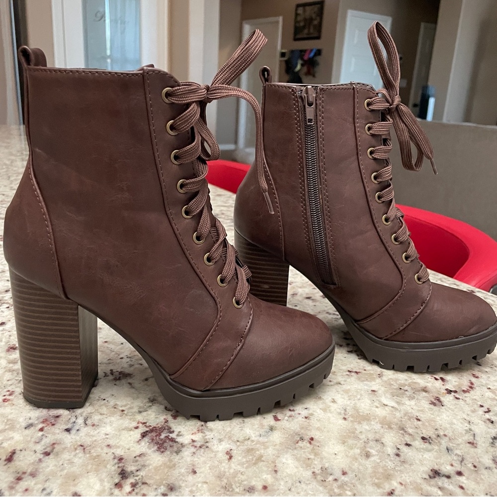 NIB Brown Lace Boots 🐻